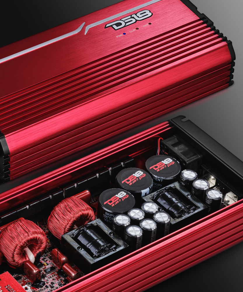 Ett röd metallchassi med elektroniska komponenter och kablar för ljudförstärkning.