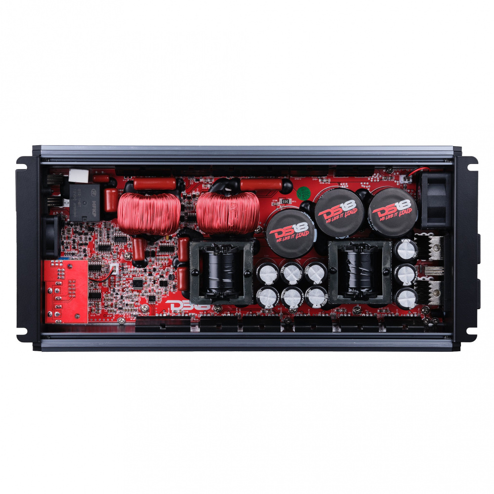 Elektronisk förstärkare med röd och svart komponentlayout.