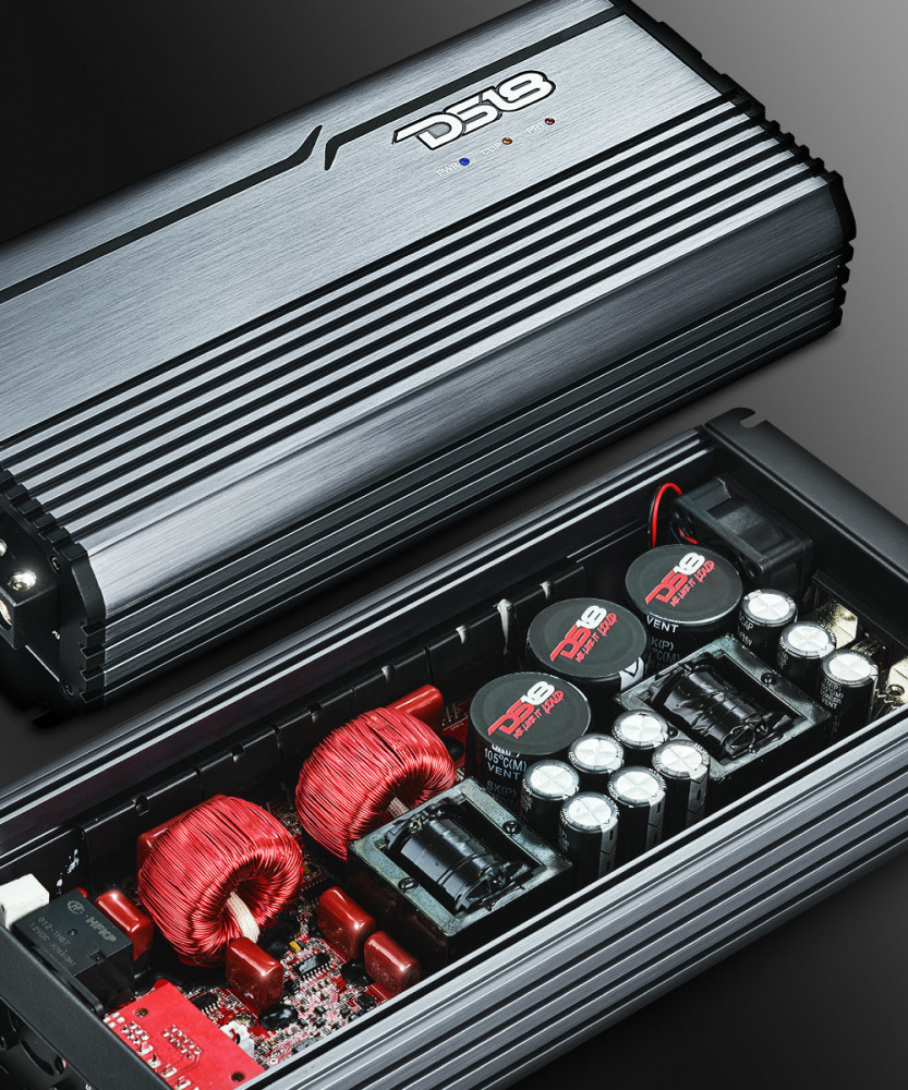 Förstärkare med interna komponenter och kylfläns.