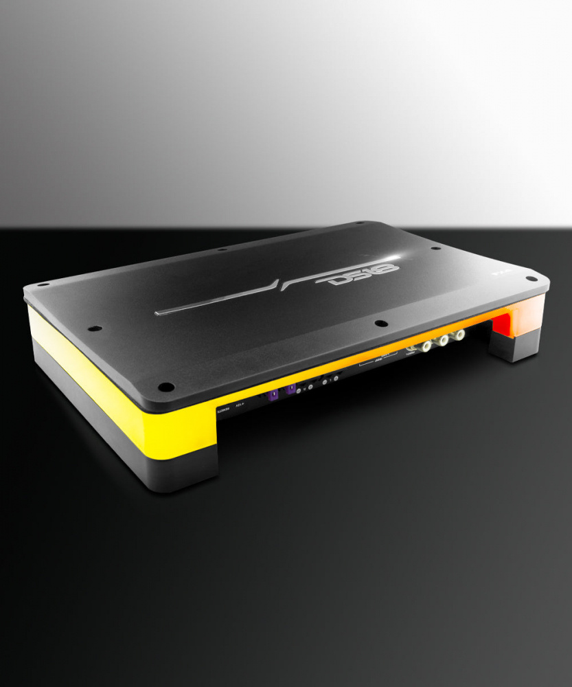 Fyra-kanals förstärkare med LED-belysning och flera installationsalternativ.