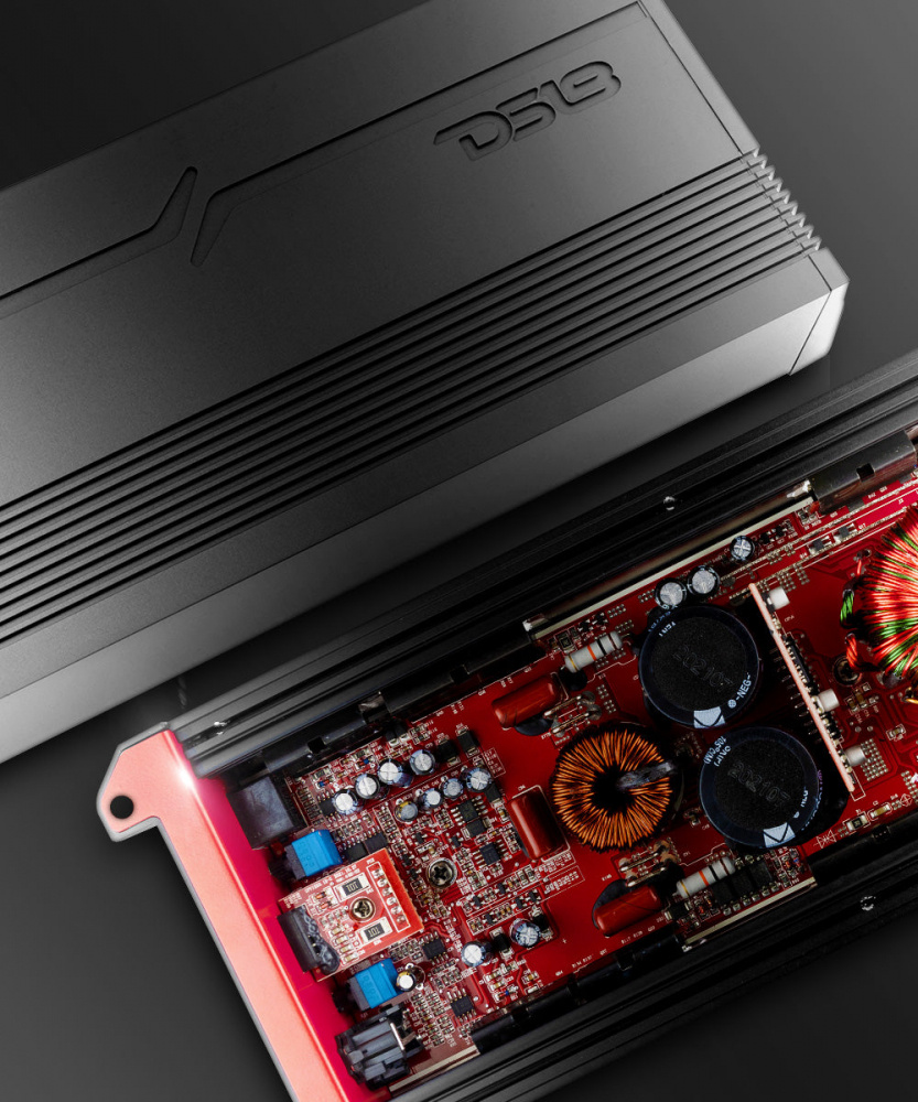 En bilstereo förstärkare med komplex intern kretsdesign.