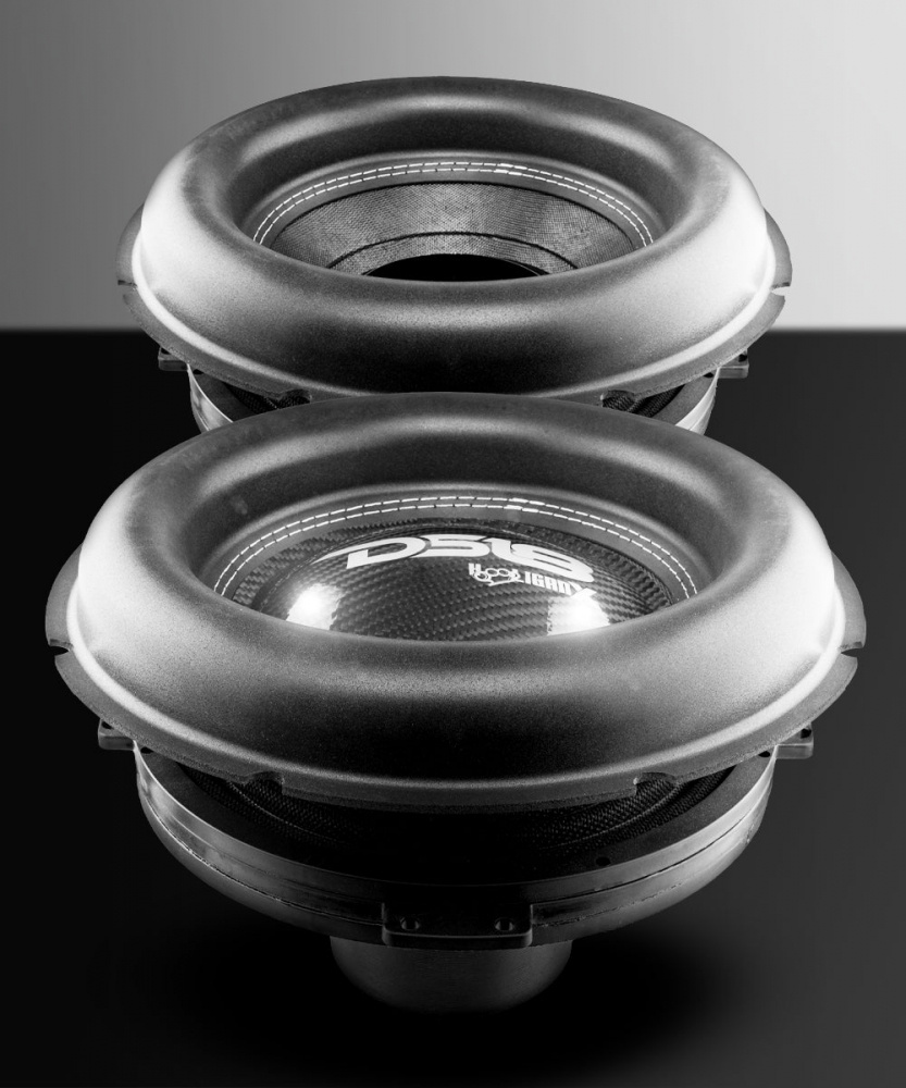 Dubbel subwoofer med robust design för kraftfull ljudåtergivning.