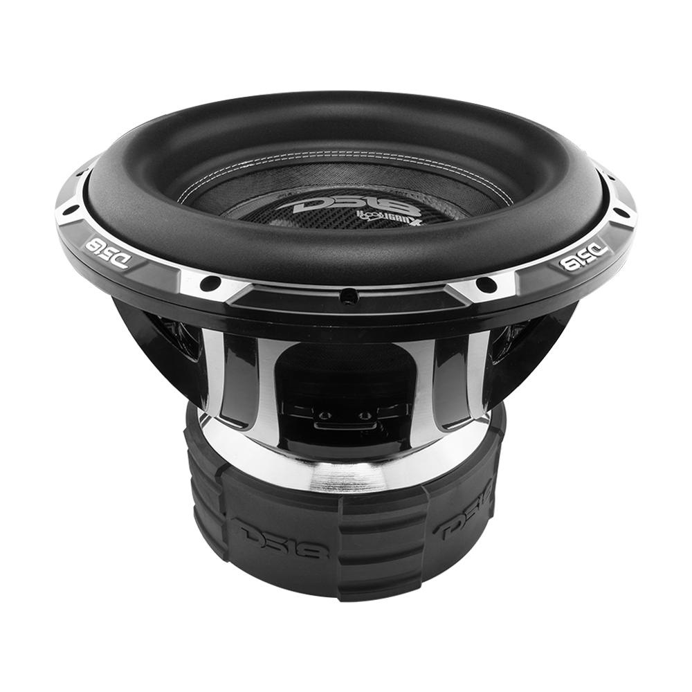 En kraftfull 15-tums subwoofer med robust design och kromade detaljer.