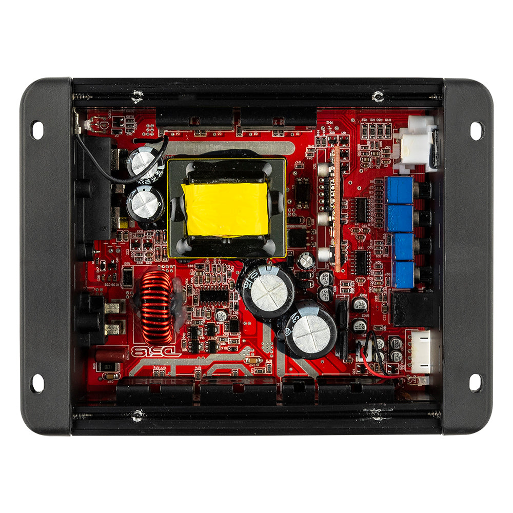 Kompakt monoblock-förstärkare med röd kretskort och komponenter.