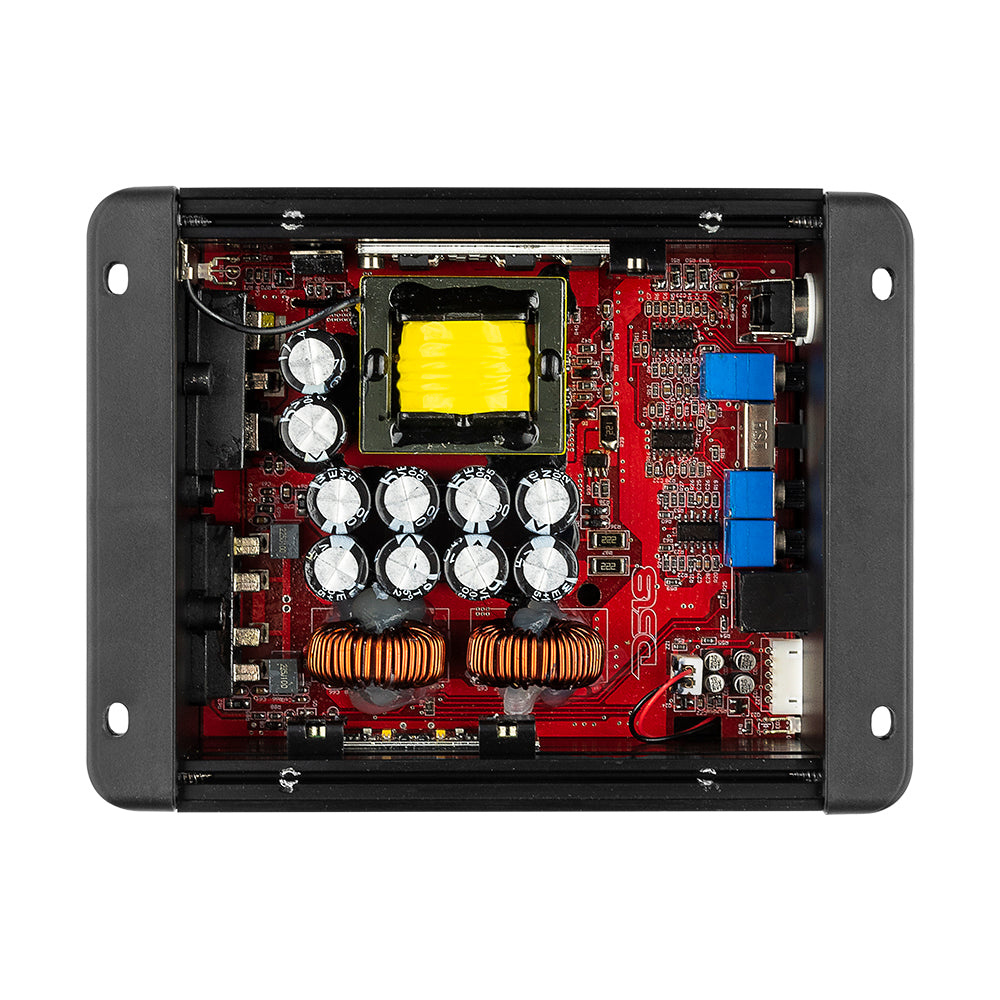 Kompakt, tvåkanaligt slutsteg med elektronik och komponenter synliga.