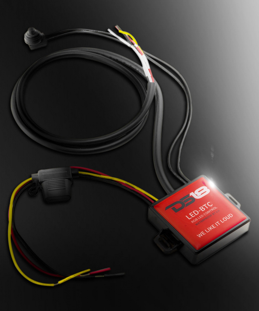 Kontroller för RGB LED-belysning med flera kablar och anslutningar.