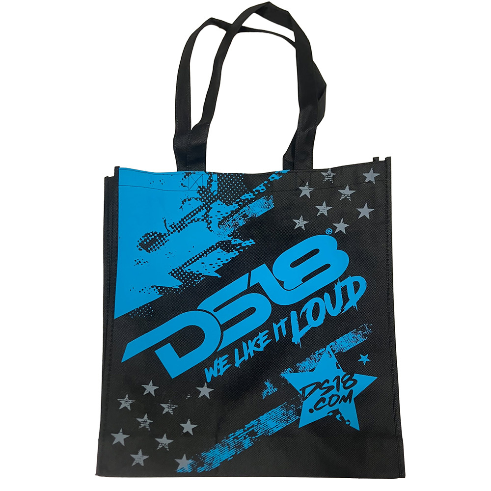 En svart och röd tygväska med tryck och två handtag.