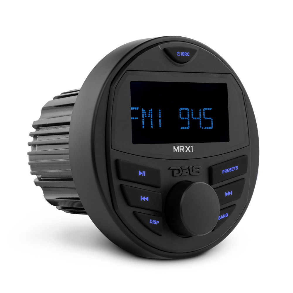Marinstereo med Bluetooth, rund design, digital display och navigeringsknappar.