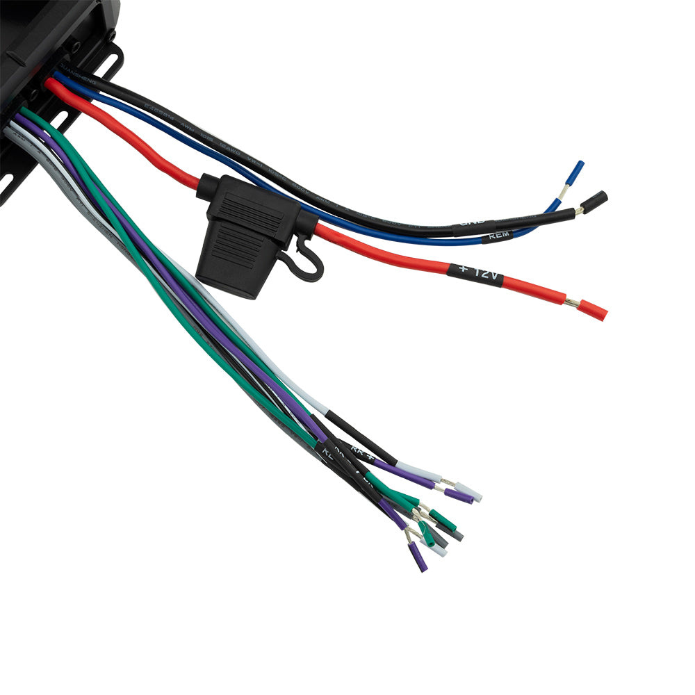 Kompakt fyrkanaligt marint slutsteg med anslutningskablar.