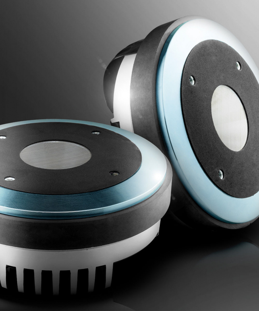 Två 2-tums högtalardrivare med fenolmembran.