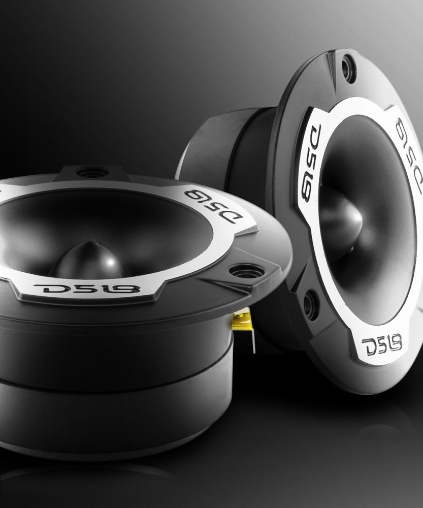 Diskanter med modern design och svart/silverfärgade detaljer.