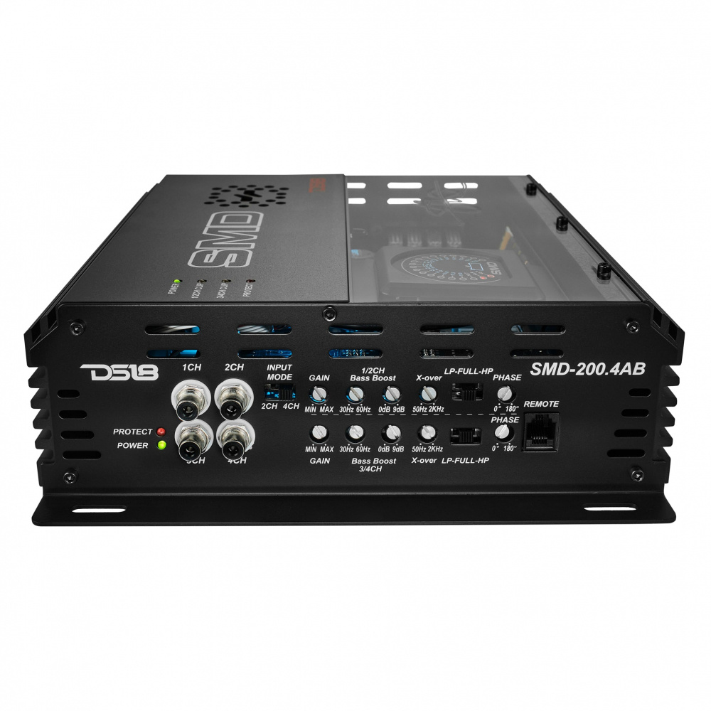 En svart förstärkare med flera tillkopplingsalternativ och kontroller.