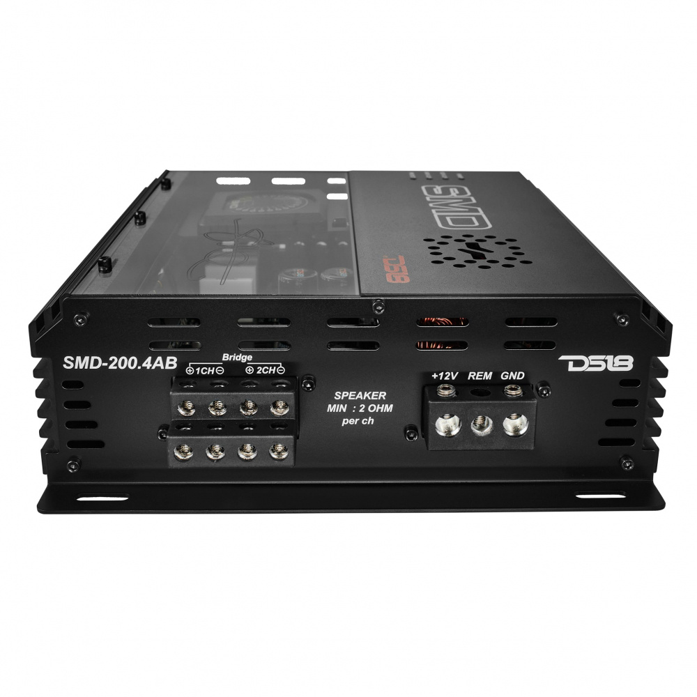 En svart förstärkare med anslutningar för högtalare och ström.