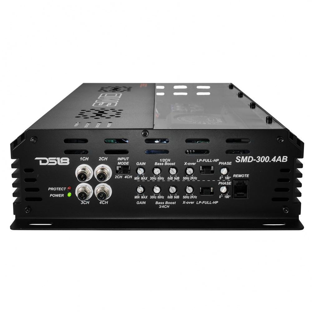 Ett svart 4-kanals slutsteg med olika ingångar och kontroller.