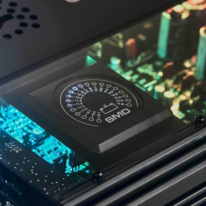 En förstärkare med digital display och belysta kretsar.