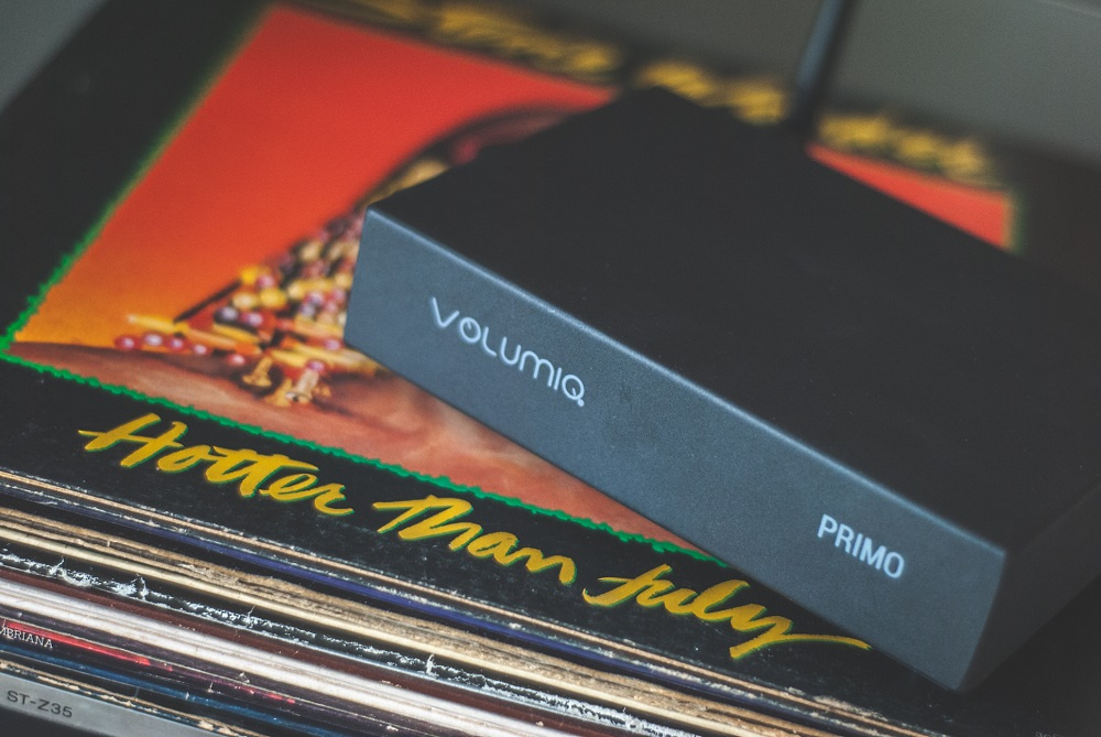 En svart nätverksspelare med texten Volumio Primo på en skivback.