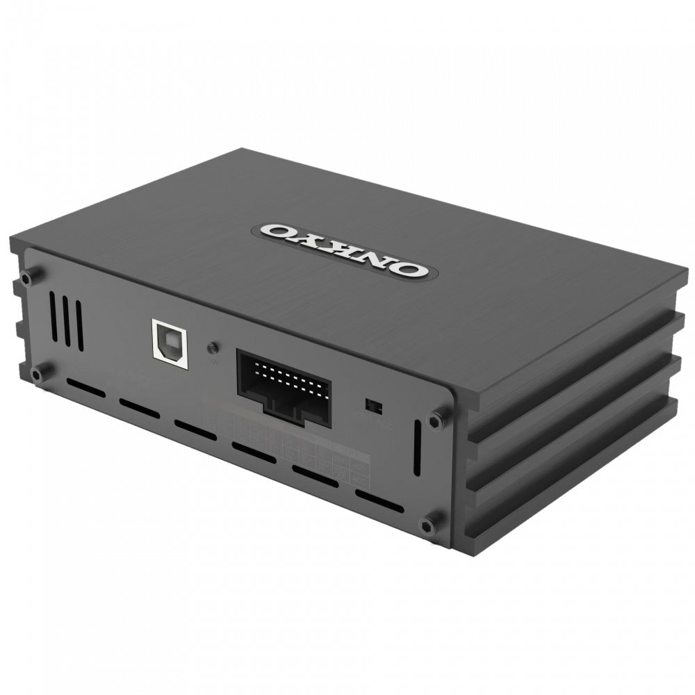 En svart enhet med anslutningar, logotyp och kompakt design för ljudsystem.