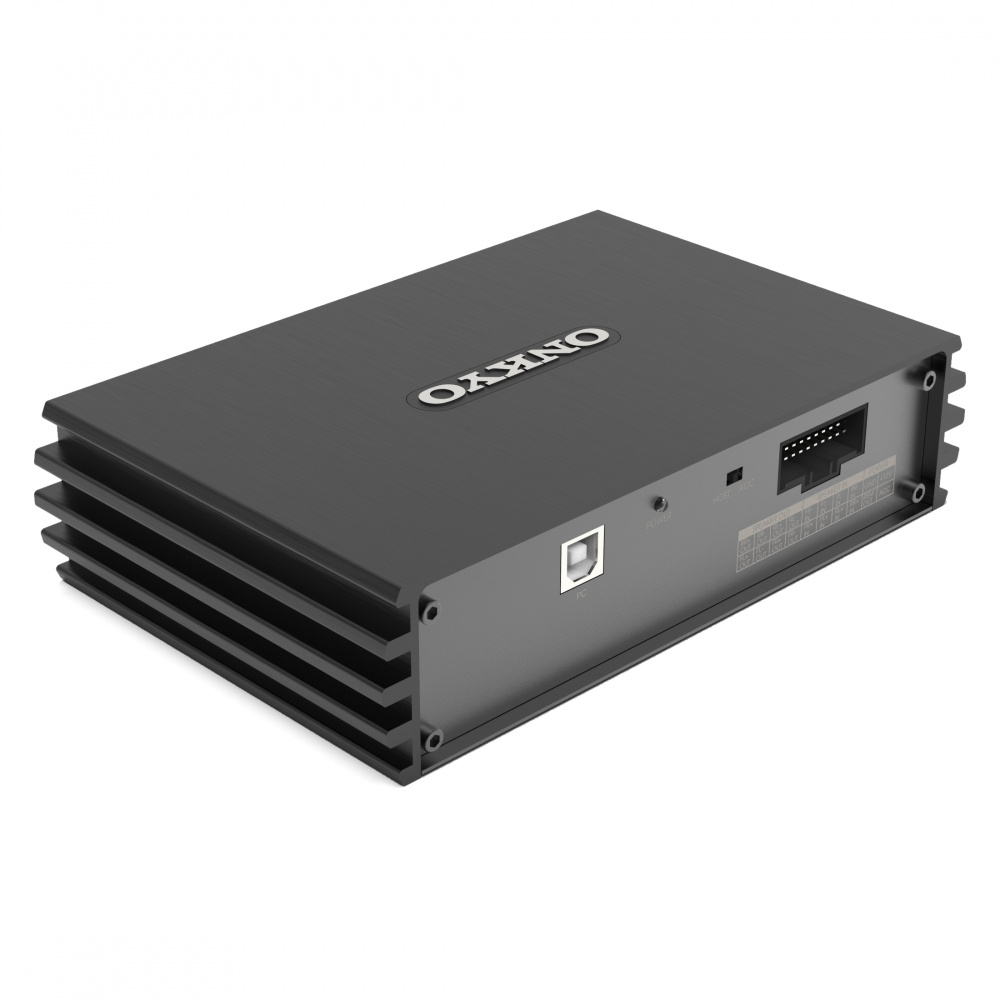 En svart musikförstärkare med flera anslutningar och kylflänsar.