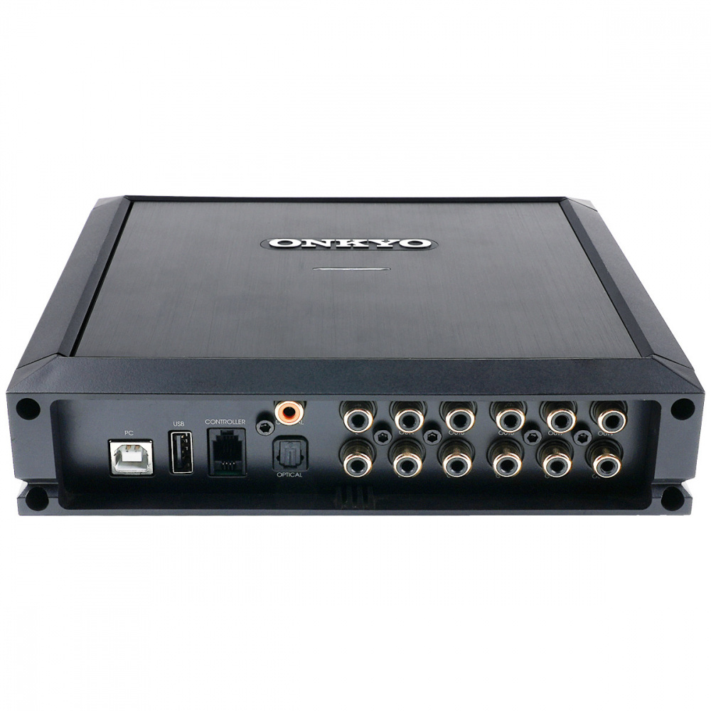 En svart förstärkare med flera ljudutgångar och ingångar på baksidan.