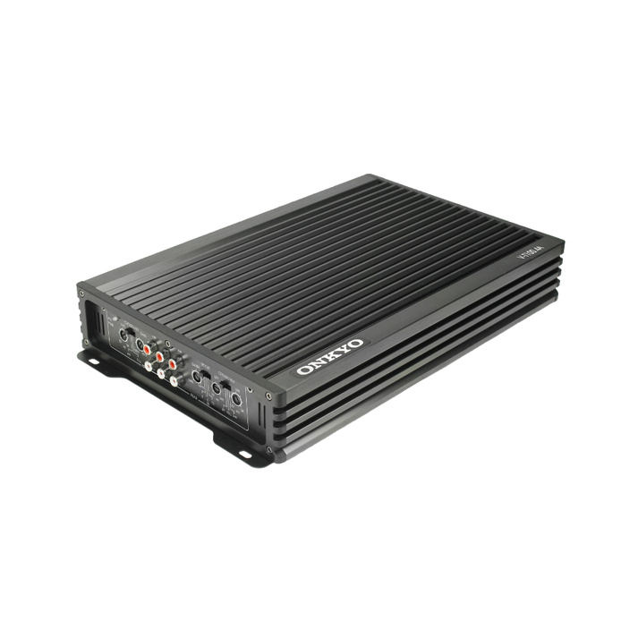 En svart fyrkanalig slutsteg med kylningsribbor och anslutningar på baksidan.