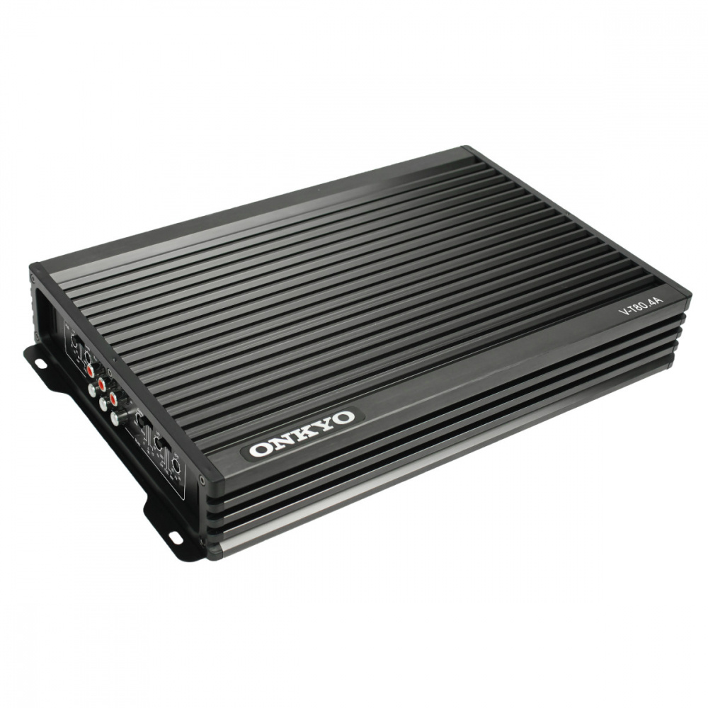 En fyrkanalig förstärkare i svart med kylflänsar och anslutningar på baksidan.