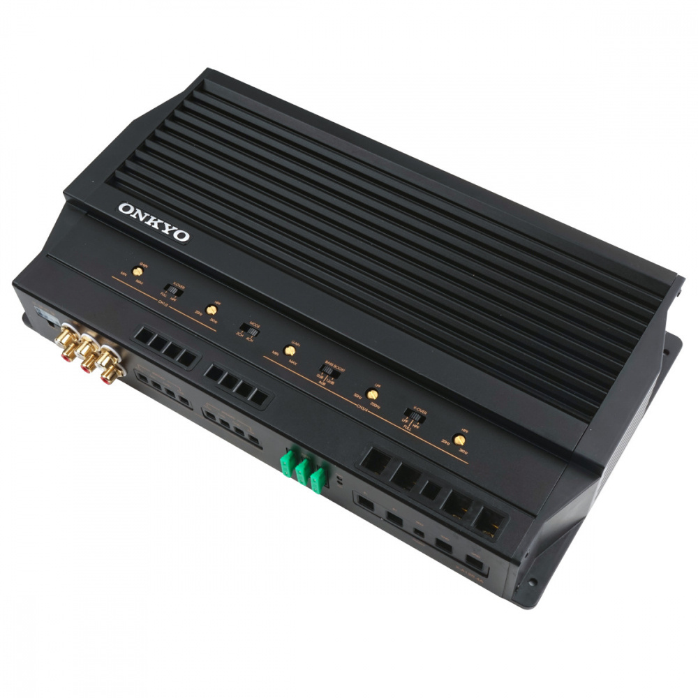 En svart fyrkanalig förstärkare med flera anslutningar.