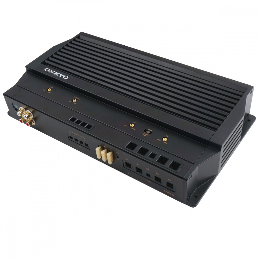 En svart förstärkare med kylflänsar och flera anslutningar.