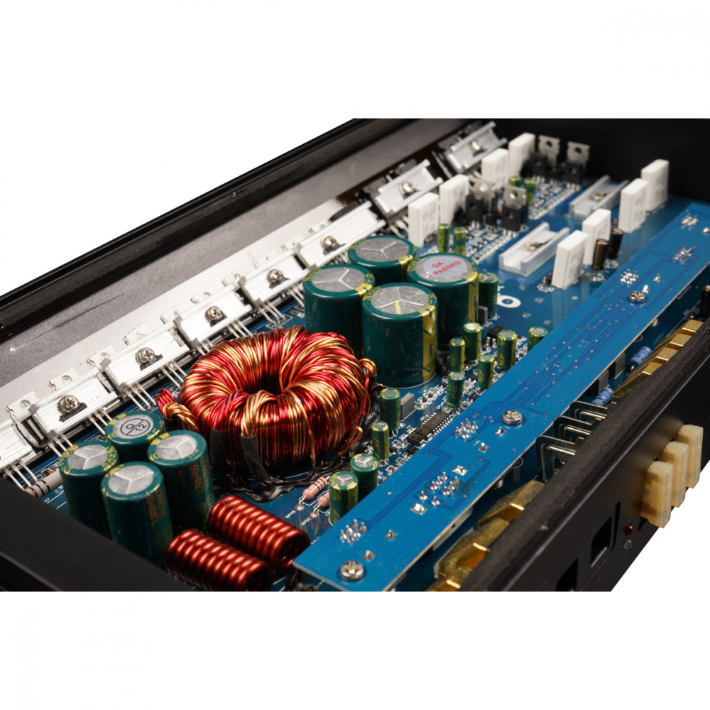 Ett kretskort med kondensatorer och spolar i ett förstärkersystem.