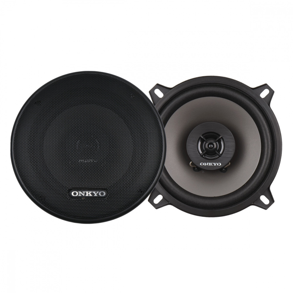 En rund koaxialhögtalare med svart front och metalliskt mönster.