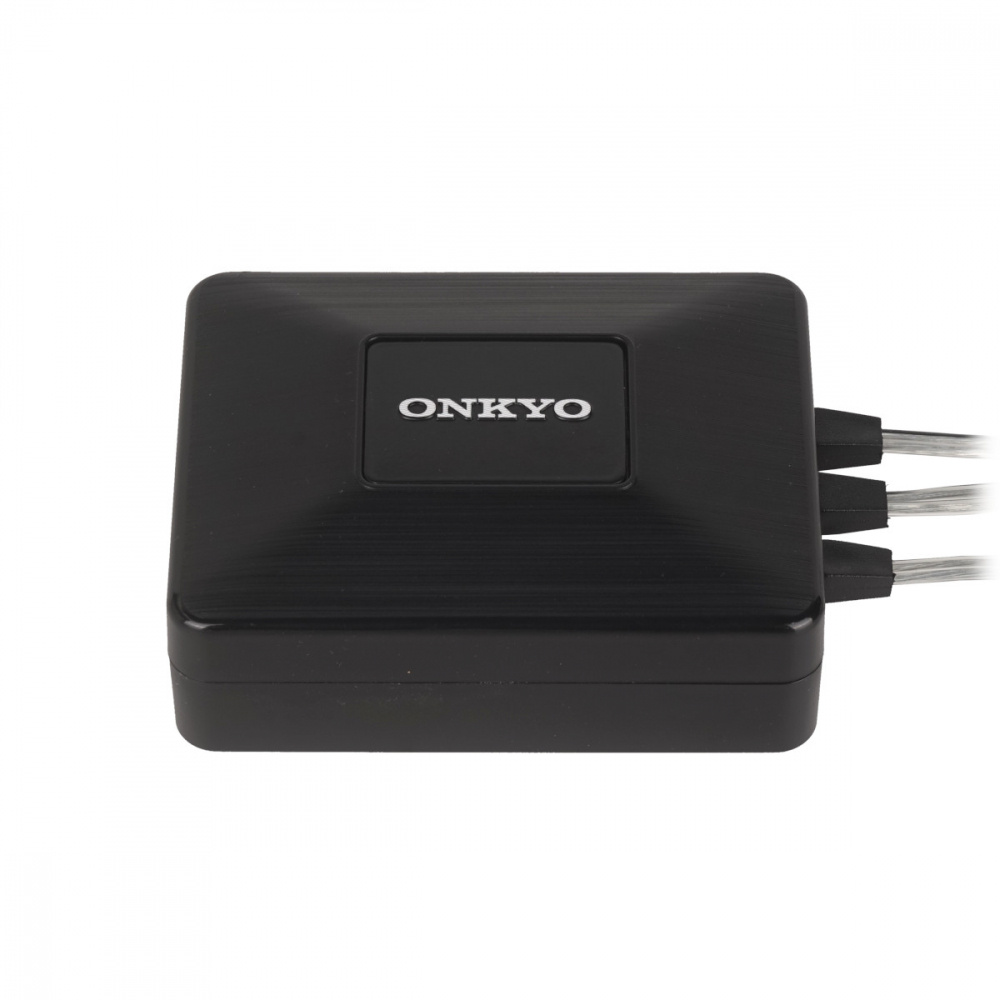 En kompakt svart enhet med tre kablar anslutna. Märkt med Onkyo.