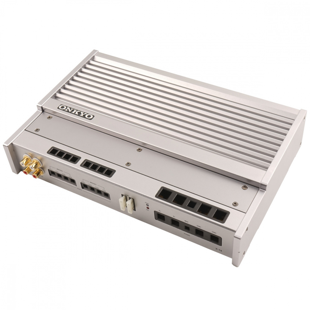 En silverfärgad fyrkanalig förstärkare med flera anslutningar.