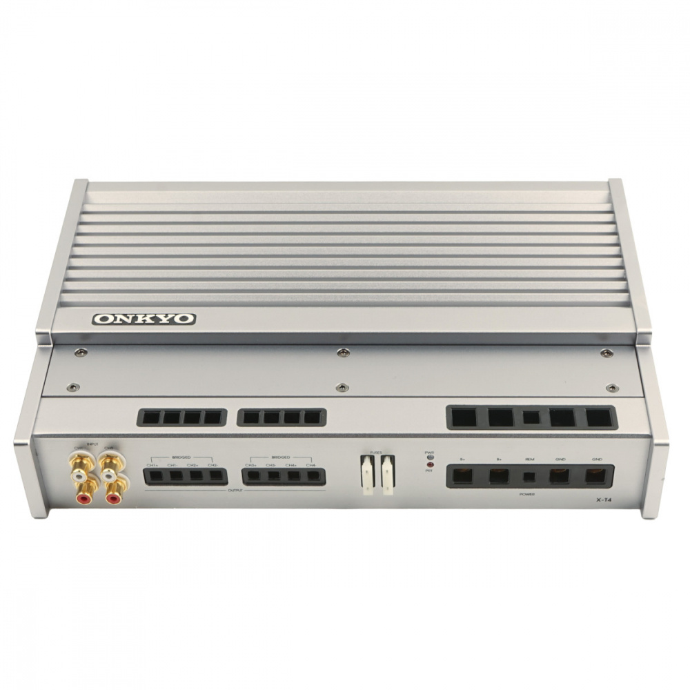 En silverfärgad fyrkanalig förstärkare med flera anslutningar.