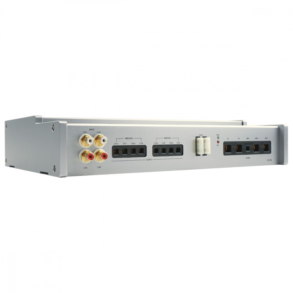 En silverfärgad fyrkanalig förstärkare med anslutningar baktill.