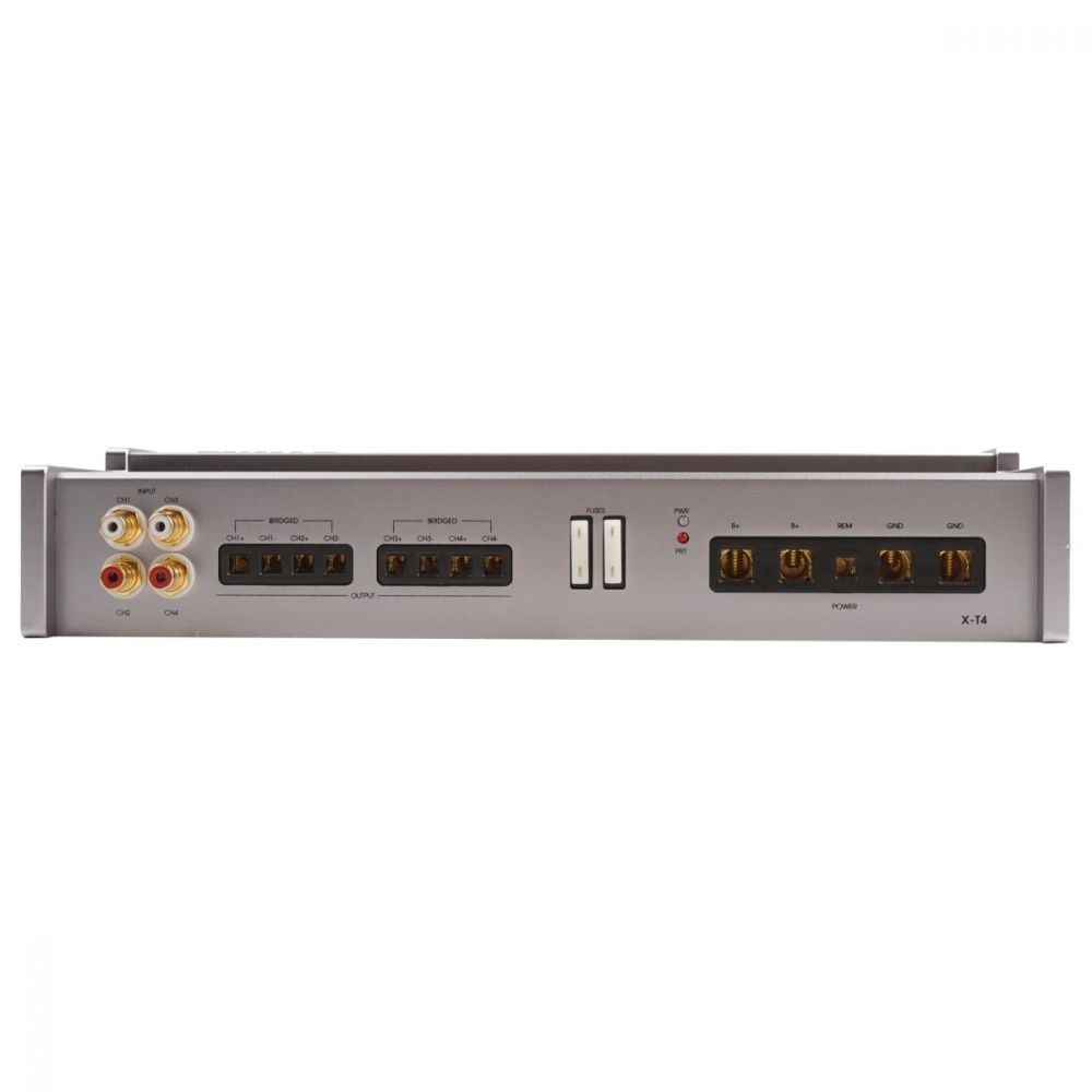 En grå fyrkanalig förstärkare med anslutningar för högtalare och ljudingångar.