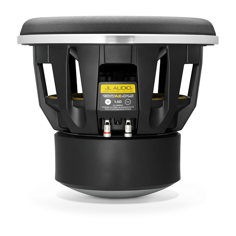 En svart subwoofer med en stor kon och robust ram.