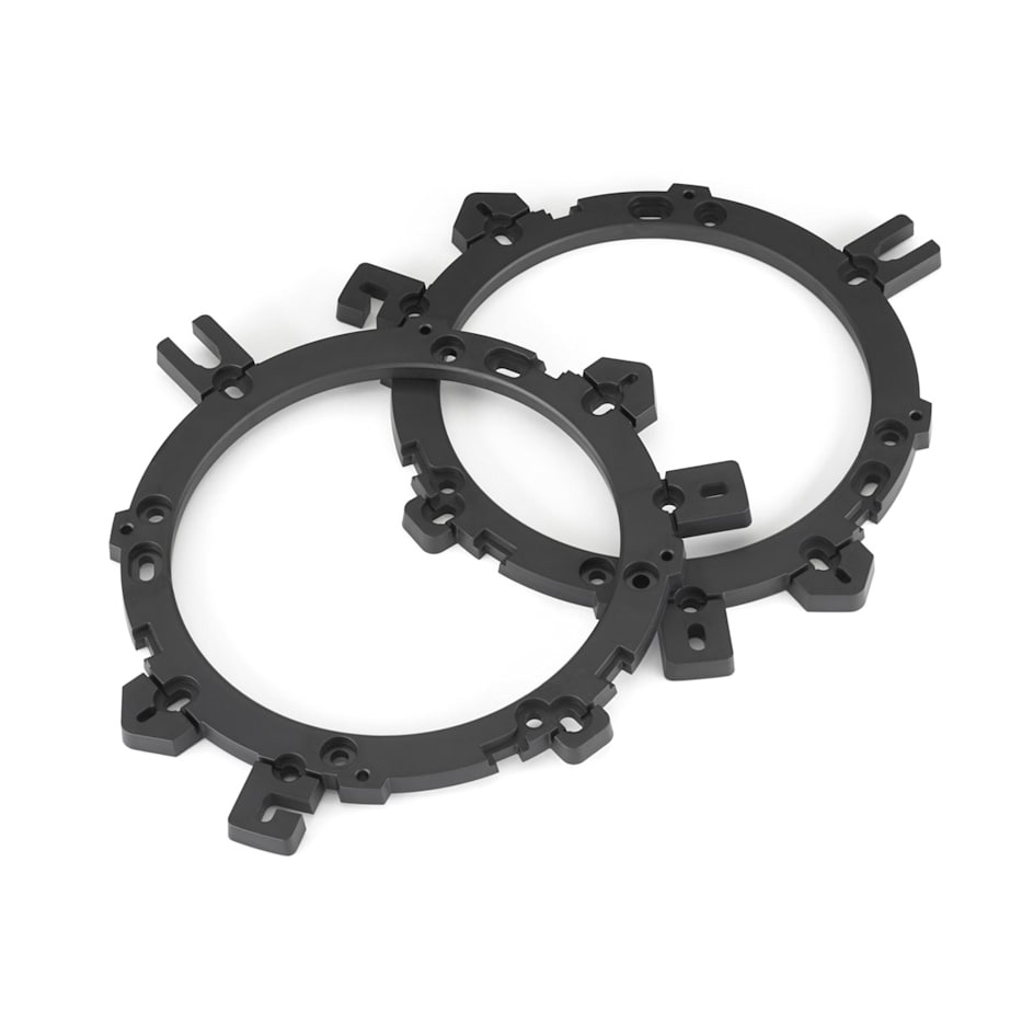 Två svart plastfästen för installation av högtalare.