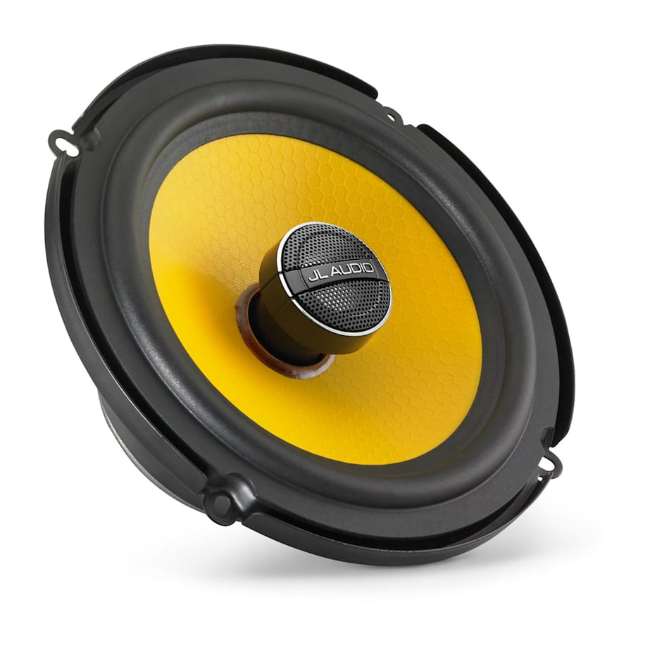 En koaxialhögtalare med gul kon och svart ram. JL Audio-logga i centrum.