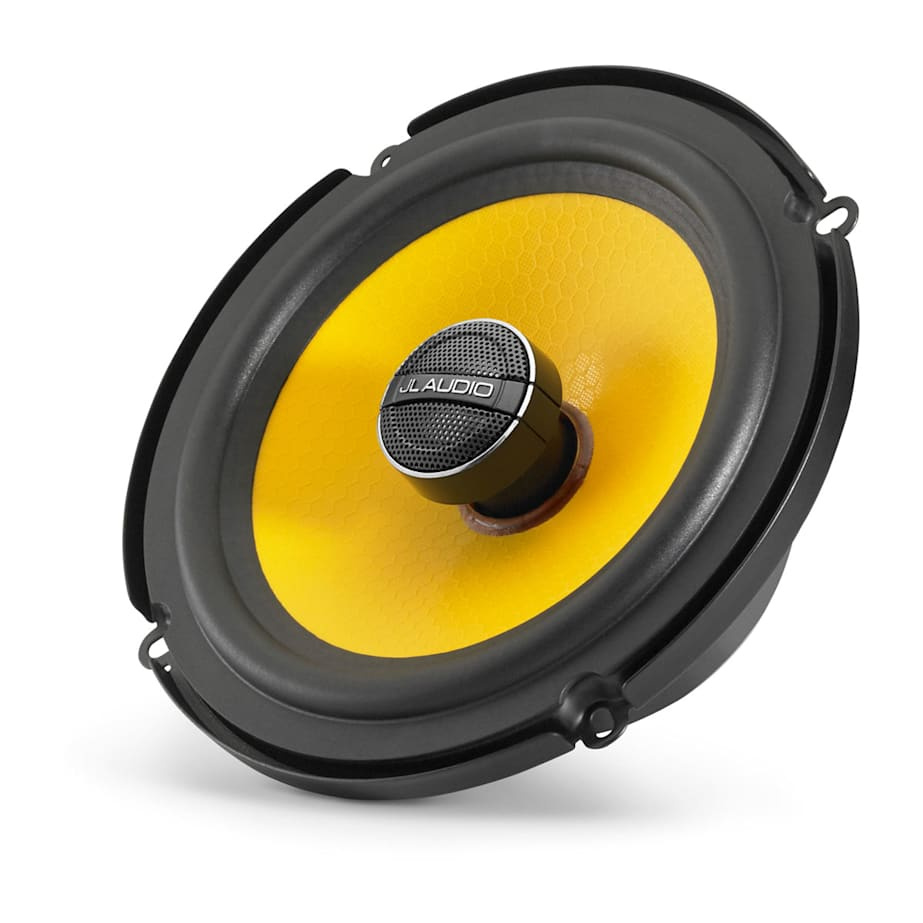 En svart och gul koaxialhögtalare med nätfilt och centralt märke.