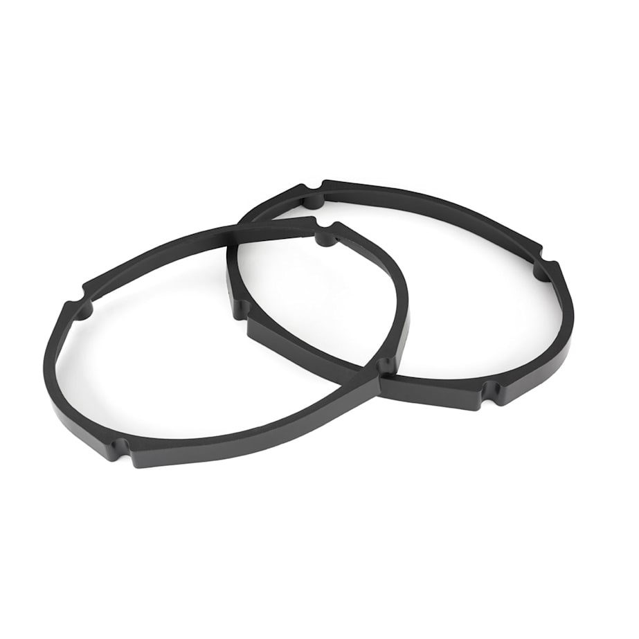 Två svarta rattar eller ringar för installation av högtalare.