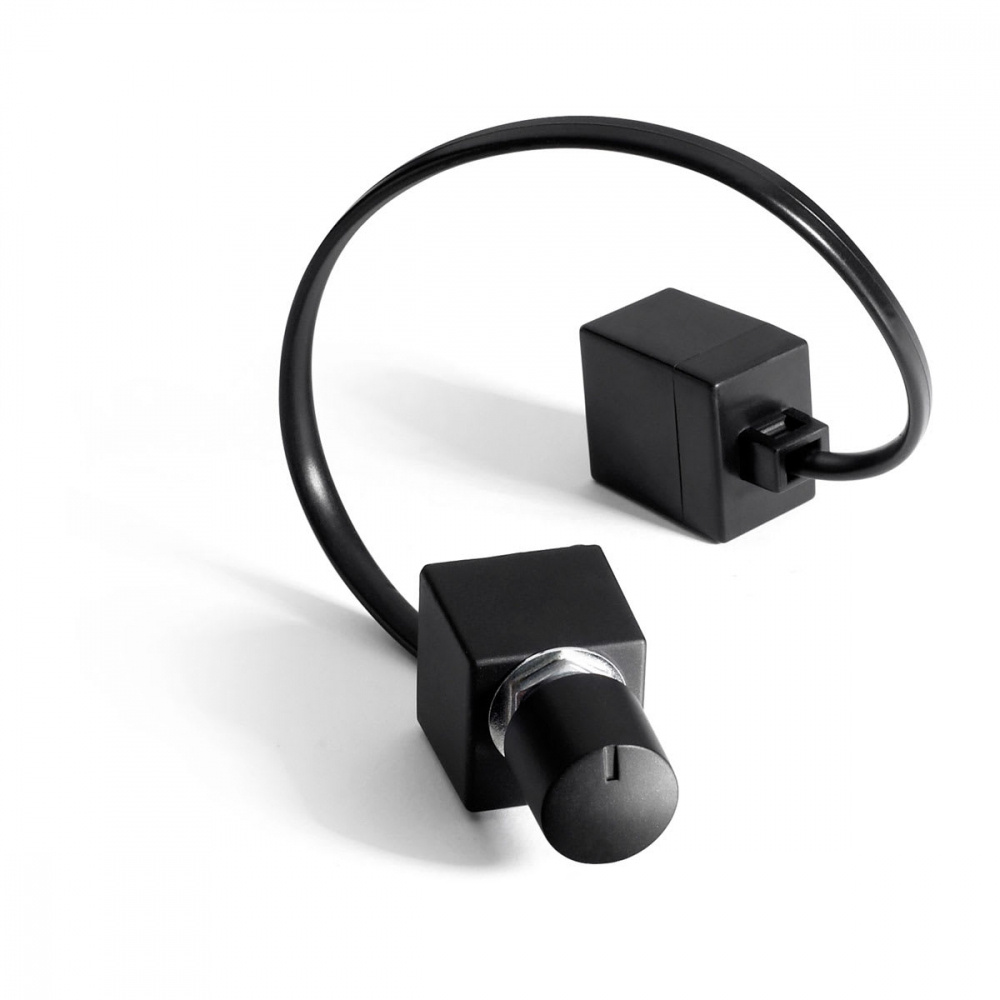 En svart bass remote med en knopp och kabel.