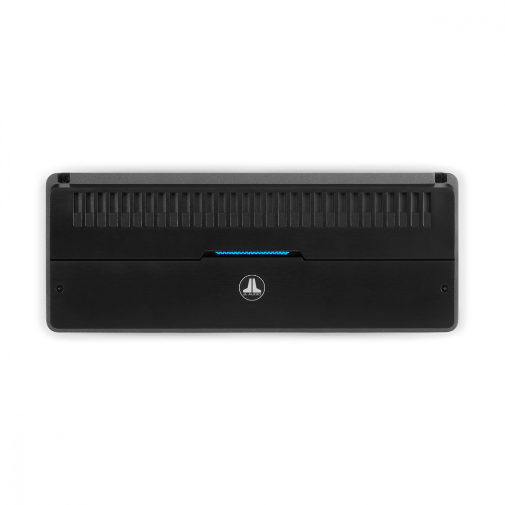 Svart monoblock förstärkare med kylflänsar och JL Audio-logotyp.