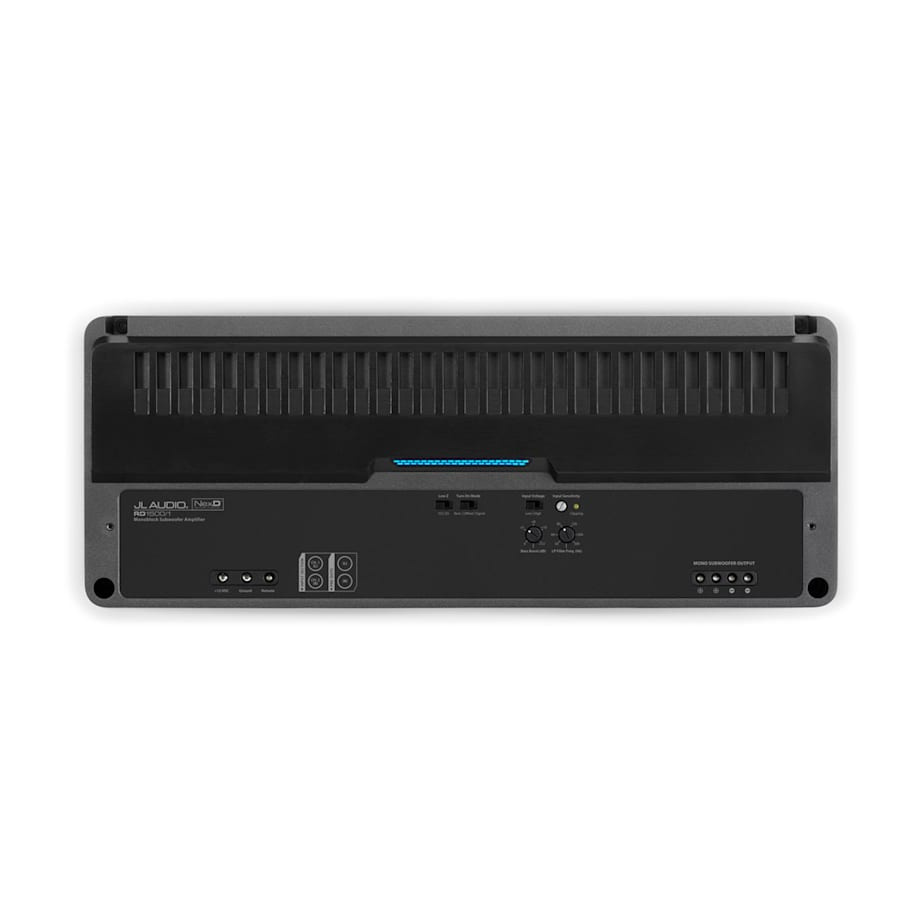 En svart monoblock förstärkare med kylflänsar och flera anslutningar.