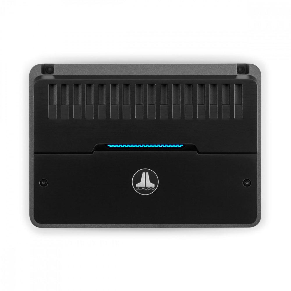 Ett fyrkanals slutsteg med en slät yta och en belysningslinje.