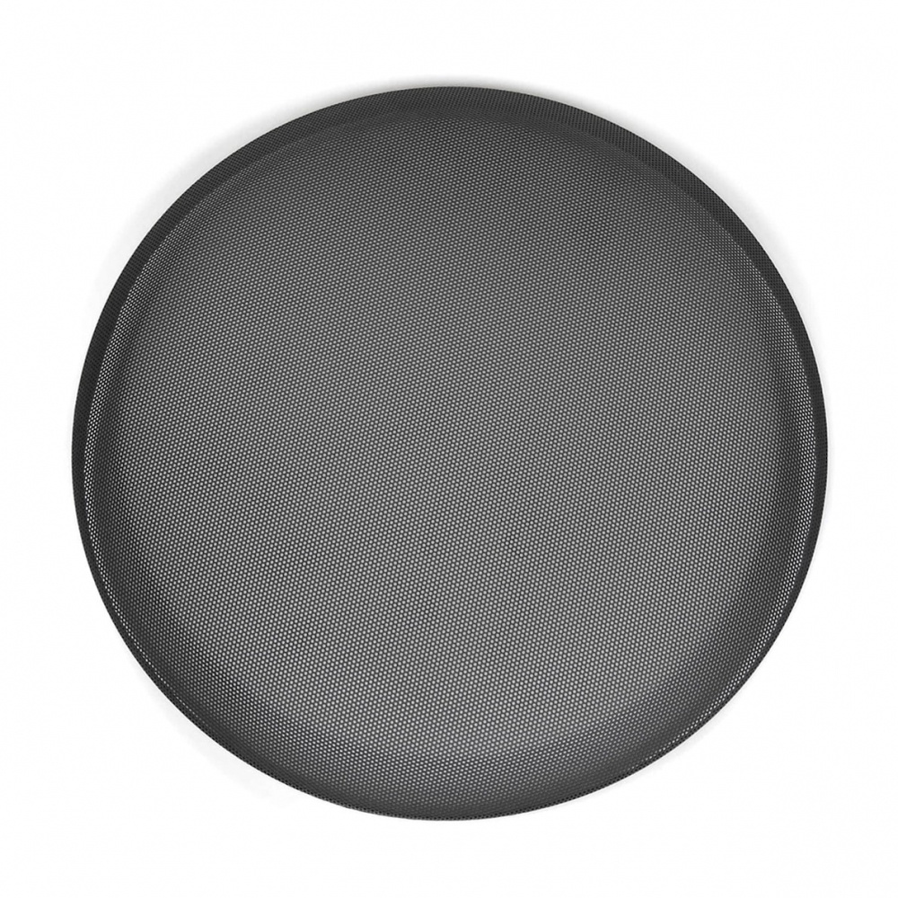 Svart galler med perforeringar, designat för 13.5-tums högtalare.