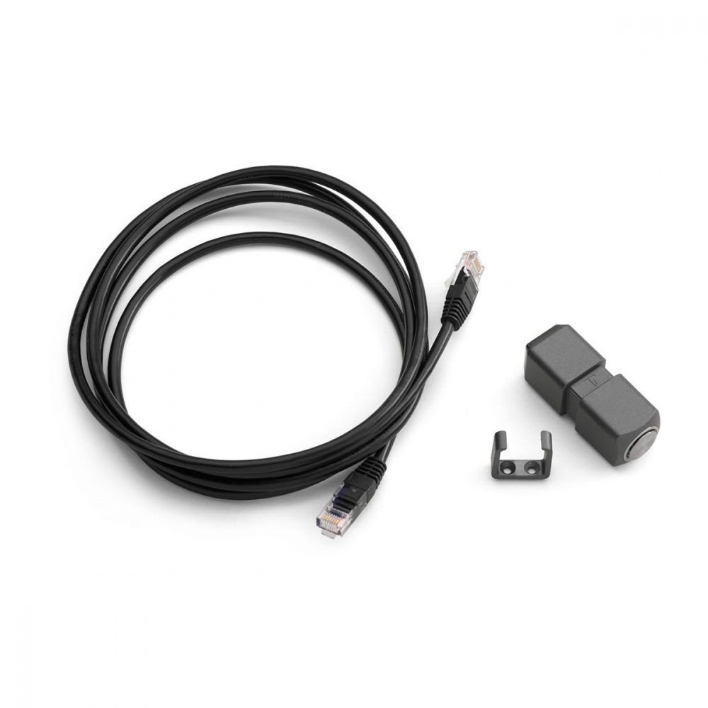 En trådlös Bluetooth-enhet med kablar och en adaptator.