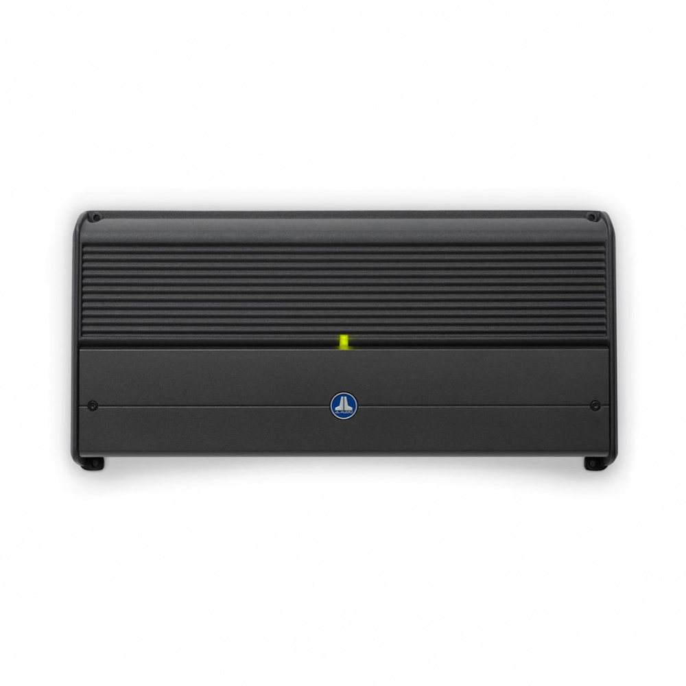 En svart monoblock förstärkare med ett grönt indikatorljus.