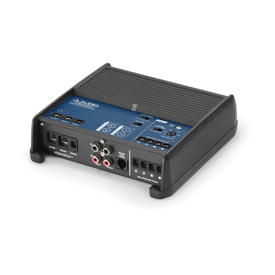 En svart och blå ljudförstärkare med flera anslutningar.