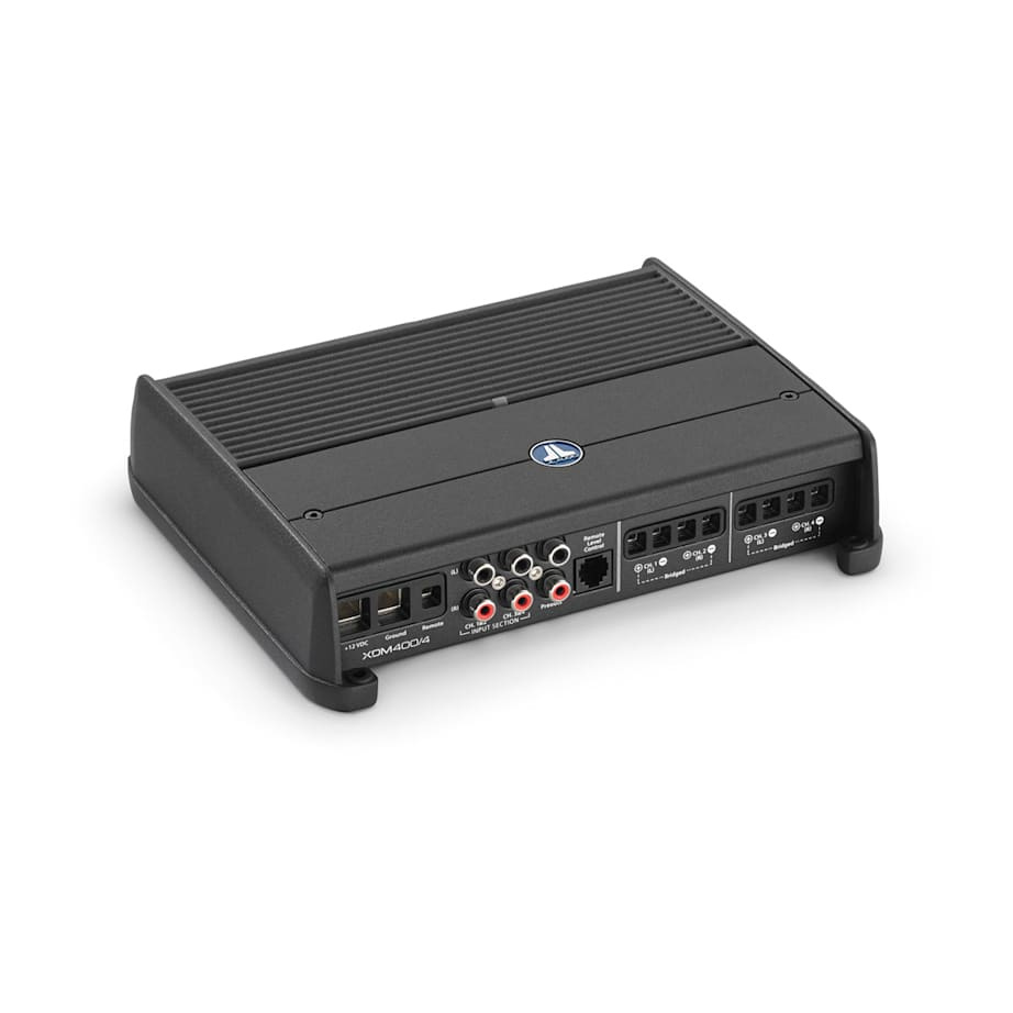 Ett 4-kanaligt slutsteg med anslutningar och enhetlig design.