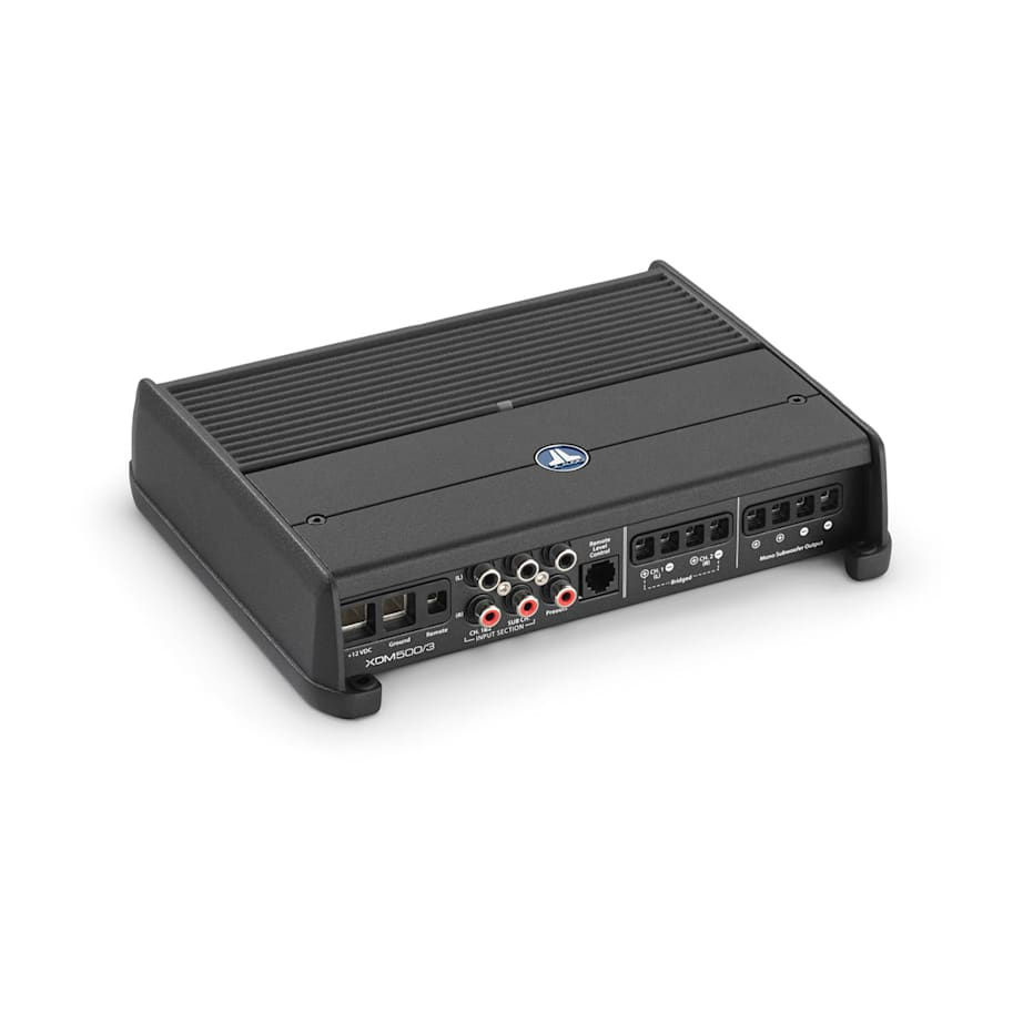 En svart 3-kanals förstärkare med olika ljudkontakter.