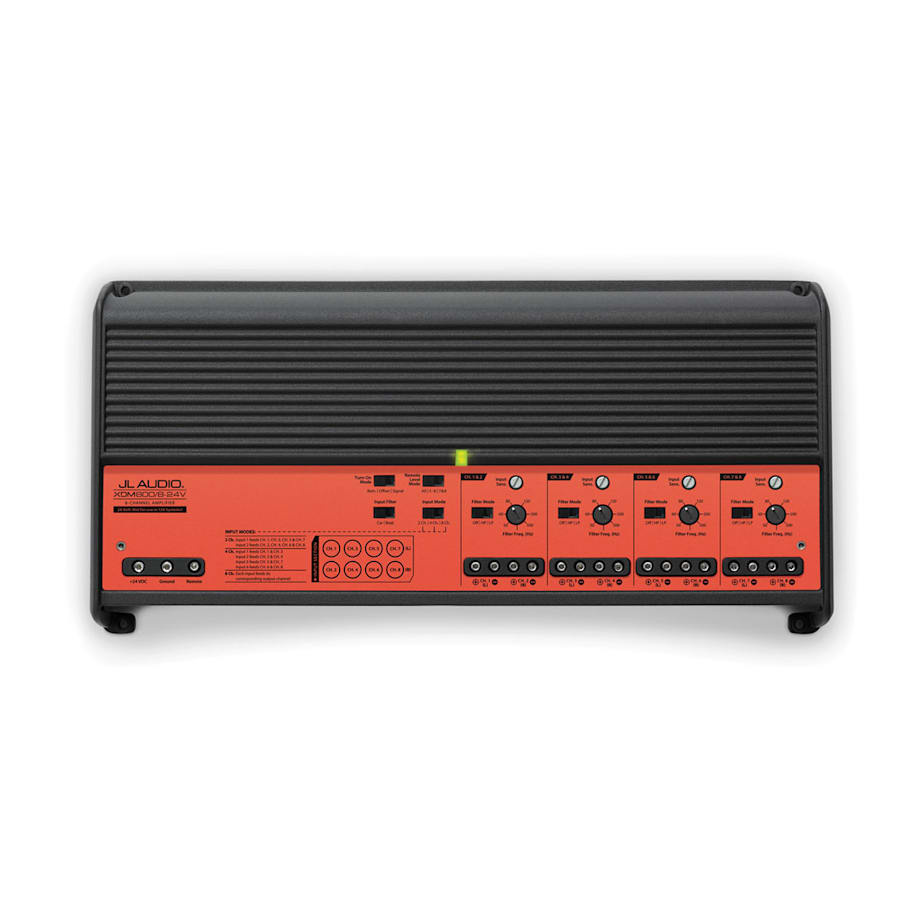 En svart och röd 8-kanaligt slutsteg med reglage och anslutningar.